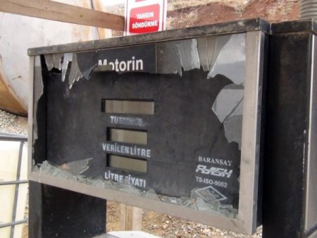 Evlerinde çatlaklar oluşan köylüler, taş ocağını bastı, araçları taşladı