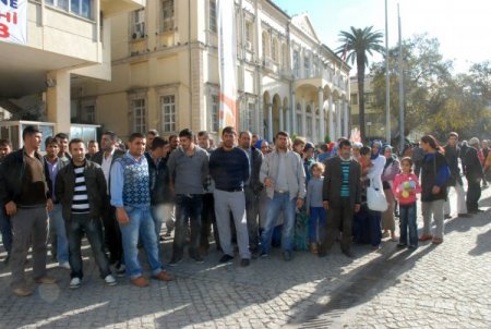 Evlerine yıkım kararı çıkan 22 vatandaş İzmir Valiliği önünde eylem yaptı
