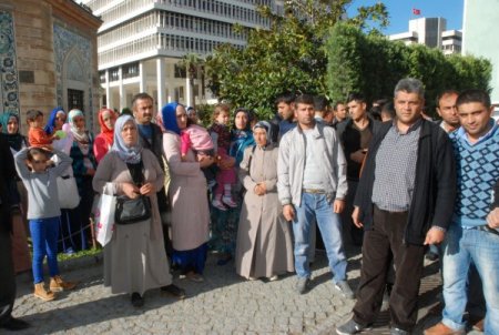 Evlerine yıkım kararı çıkan 22 vatandaş İzmir Valiliği önünde eylem yaptı