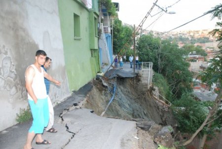 Evlerine Yol Çöken Aile Ölümden Döndü