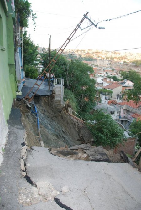 Evlerine Yol Çöken Aile Ölümden Döndü