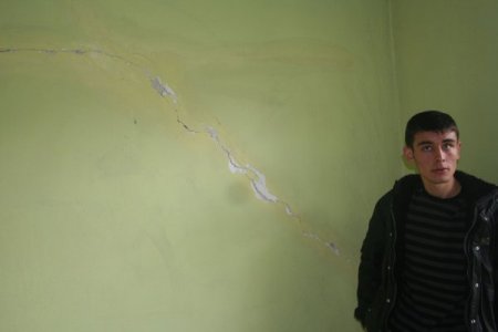 Evlerinin Duvarlarında Oluşan Çatlaklar Köylüyü Huzursuz Ediyor