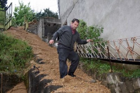 Evlerinin Önü Toprakla Kapatılan Aile, 6 Gündür Zor Günler Yaşıyor