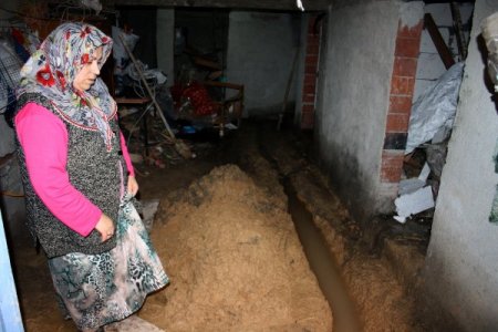 Evlerinin zemininden su sızan vatandaşlar tedirginlik yaşıyor