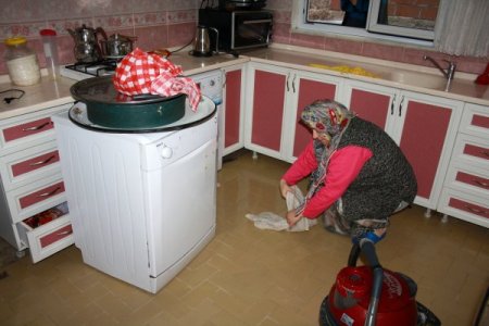 Evlerinin zemininden su sızan vatandaşlar tedirginlik yaşıyor