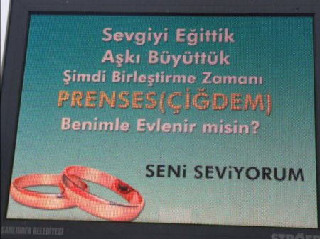 Evlik Teklifini Reklam Panosundan Yaptı