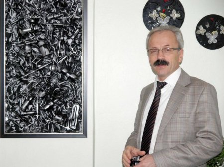 Evsel atıklardan duvarları süsleyen tablolar yaptı