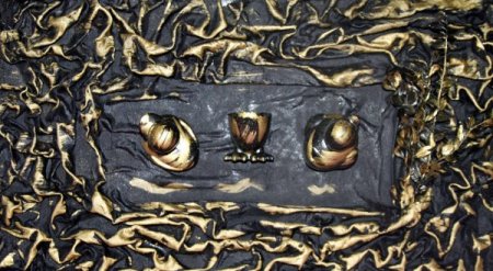 Evsel atıklardan duvarları süsleyen tablolar yaptı