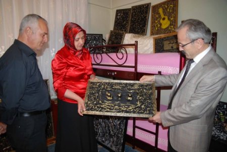 Evsel atıklardan duvarları süsleyen tablolar yaptı