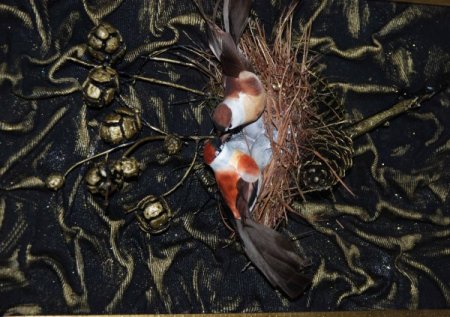 Evsel atıklardan duvarları süsleyen tablolar yaptı