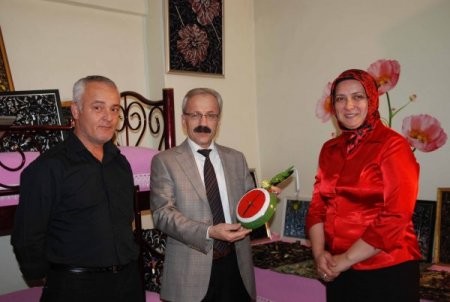 Evsel atıklardan duvarları süsleyen tablolar yaptı