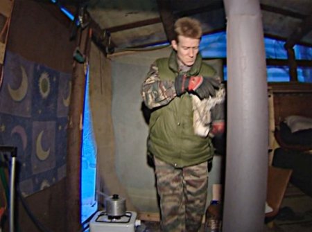 Evsiz Rus, Robinson Crusoe'a Özendi; Ormanda Tek Başına Yaşıyor