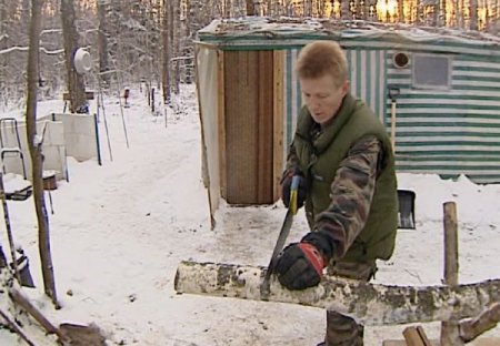 Evsiz Rus, Robinson Crusoe'a Özendi; Ormanda Tek Başına Yaşıyor