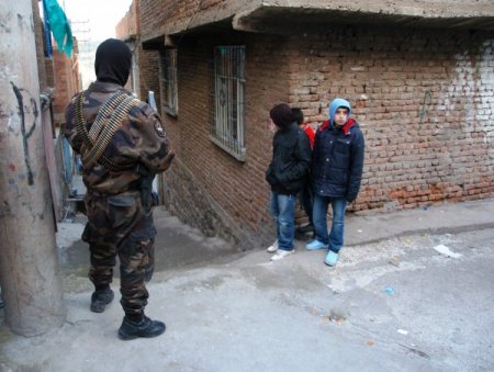 Eylem için ses bombası yaparken parmaklarından oldu