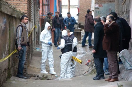 Eylem için ses bombası yaparken parmaklarından oldu