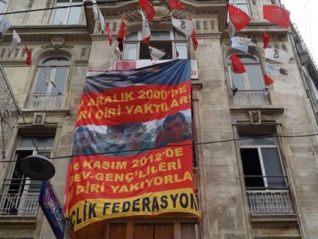 Eylemciler, CHP Beyoğlu İlçe Teşkilatı'nı işgal etti