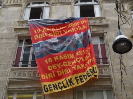 Eylemciler, CHP Beyoğlu İlçe Teşkilatı'nı işgal etti