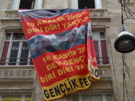 Eylemciler, CHP Beyoğlu İlçe Teşkilatı'nı işgal etti