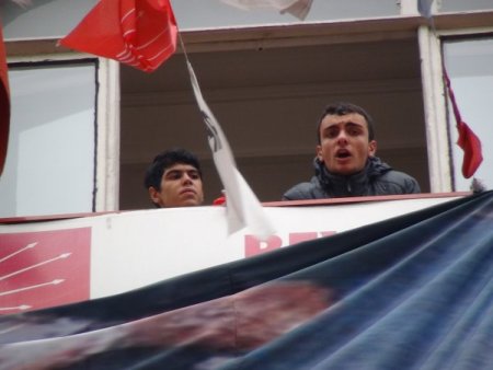 Eylemciler, CHP Beyoğlu İlçe Teşkilatı'nı işgal etti