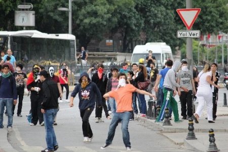 Eylemciler Başbakanlık ofisine girmeye çalıştı