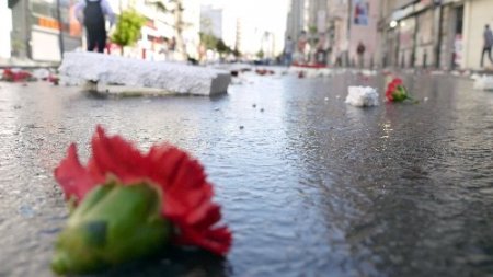 Eylemciler DİSK binasına saklandı