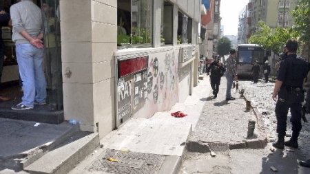 Eylemciler DİSK binasına saklandı