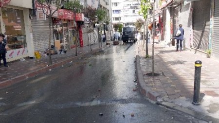 Eylemciler DİSK binasına saklandı