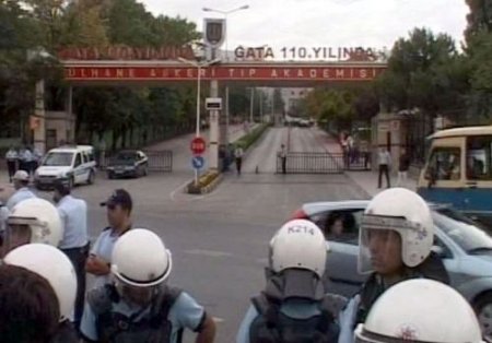 Eylemciler Gata'ya Bırakamadıkları Siyah Çelengi Yaktı