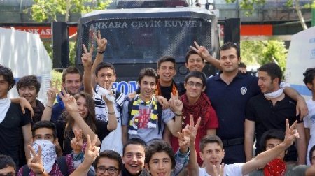 Eylemciler polise kandil simidi dağıtıp, hatıra fotoğrafı çektirdi