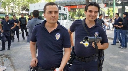 Eylemciler polise kandil simidi dağıtıp, hatıra fotoğrafı çektirdi