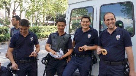 Eylemciler polise kandil simidi dağıtıp, hatıra fotoğrafı çektirdi