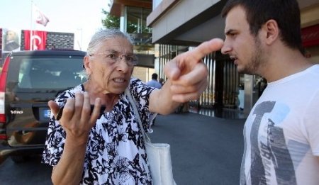 Eylemcilere tepki gösteren yaşlı kadın: Beni dövmeye kalktılar