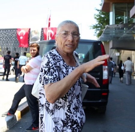 Eylemcilere tepki gösteren yaşlı kadın: Beni dövmeye kalktılar