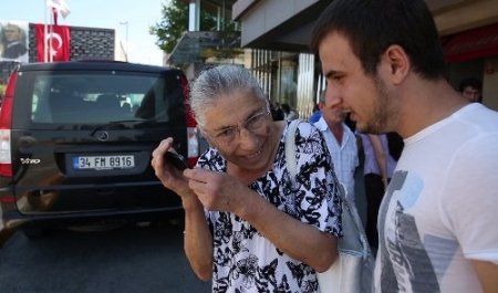 Eylemcilere tepki gösteren yaşlı kadın: Beni dövmeye kalktılar