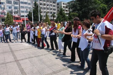 Eylemcilerle polis arasında afiş gerginliği