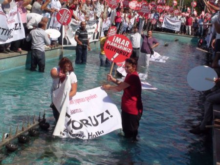 Eyleme geldiler, havuza girdiler