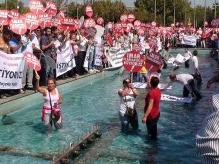 Eyleme geldiler, havuza girdiler