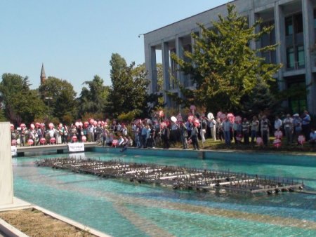 Eyleme geldiler, havuza girdiler