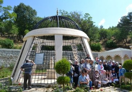 Eyüp Kız Anadolu Lisesi öğrencileri, Atıf Hoca Anıt Mezarı'nı ziyaret etti