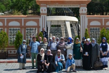 Eyüp Kız Anadolu Lisesi öğrencileri, Atıf Hoca Anıt Mezarı'nı ziyaret etti