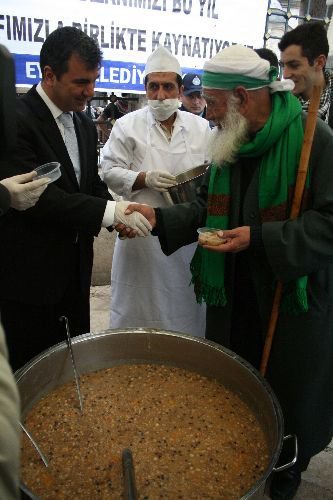 Eyüp Sultan'da Kazanlarla Aşure Dağıtıldı