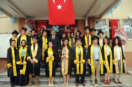 Eyüp Topçu Anadolu Lisesi'nde mezuniyet coşkusu