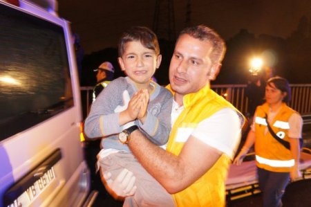 Eyüp'te Kaza: Araçta Sıkışan Kadın Güçlükle Kurtarıldı