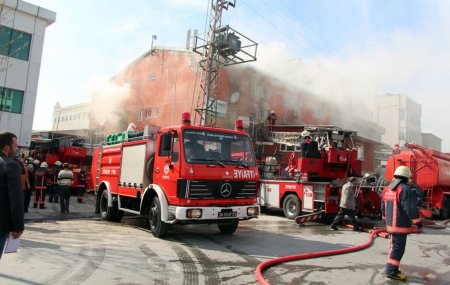 Fabrika yangınında 3 kişi dumandan etkilendi
