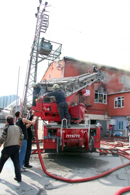 Fabrika yangınında 3 kişi dumandan etkilendi