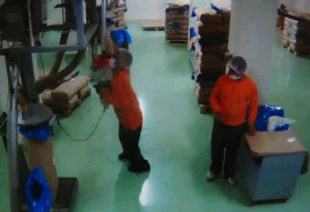 Fabrikadaki İşçinin Ölümü Kameralara Yansıdı