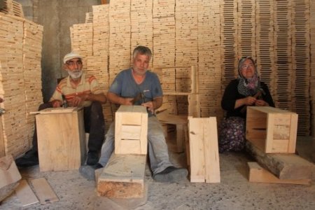 Fabrikayla yarışan sandık işçileri