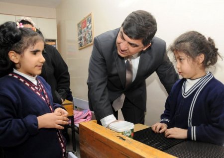 Fadıloğlu, görme engelli öğrencileri yalnız bırakmadı