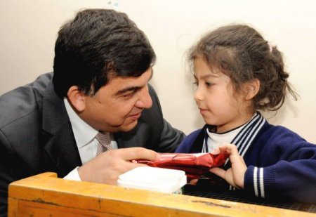 Fadıloğlu, görme engelli öğrencileri yalnız bırakmadı