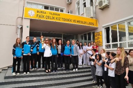 Faik Çelik Meslek Lisesi kızları Türkiye şampiyonu
